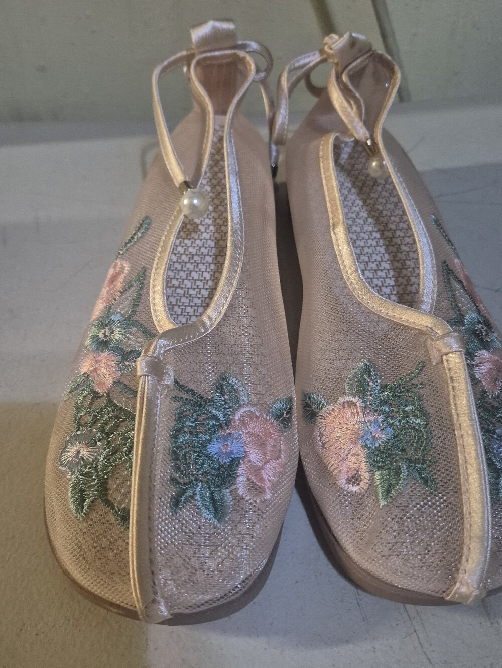Womens Pearl-Accent Embroidered Ballet Flats - Blush